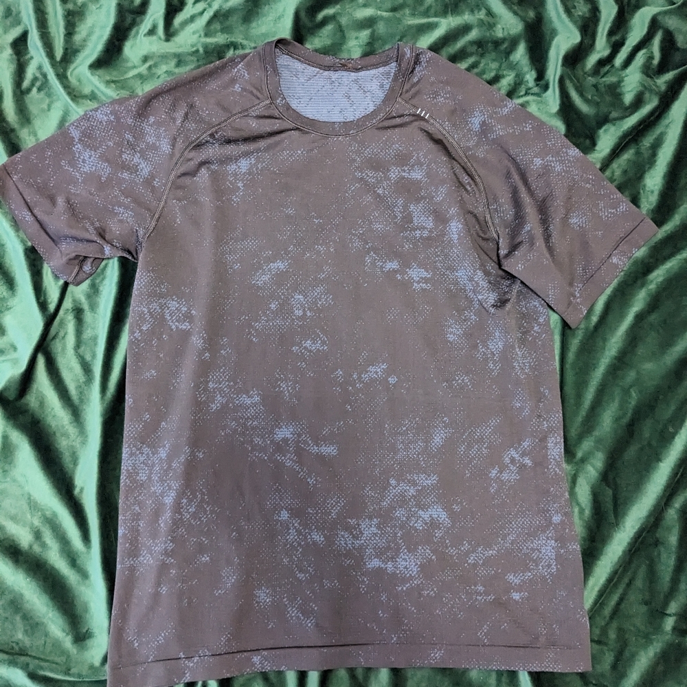 Men's Lululemon Metal Vent Tech Graphic Tee size Medium color Navy Digital Camo